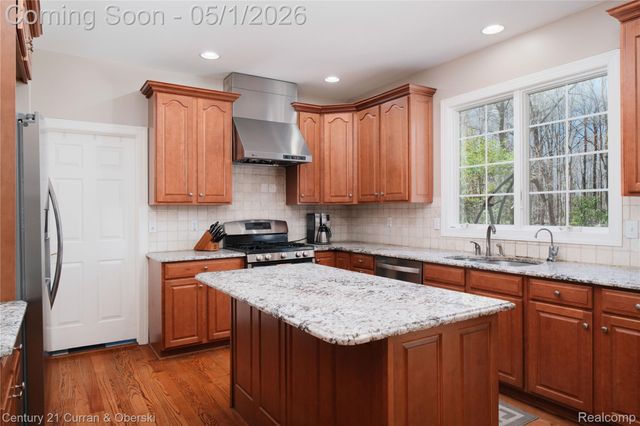 25599 Hillsdale Drive, Novi, MI 48374