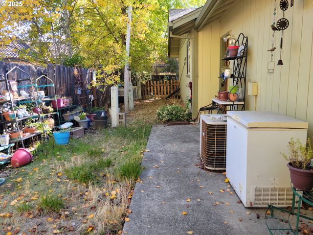 1523 Nw THOMPSON Way, Grants Pass, OR 97526