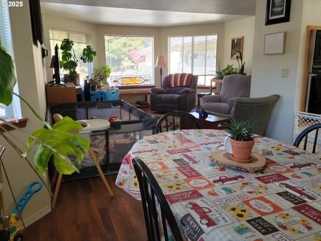 1523 Nw THOMPSON Way, Grants Pass, OR 97526