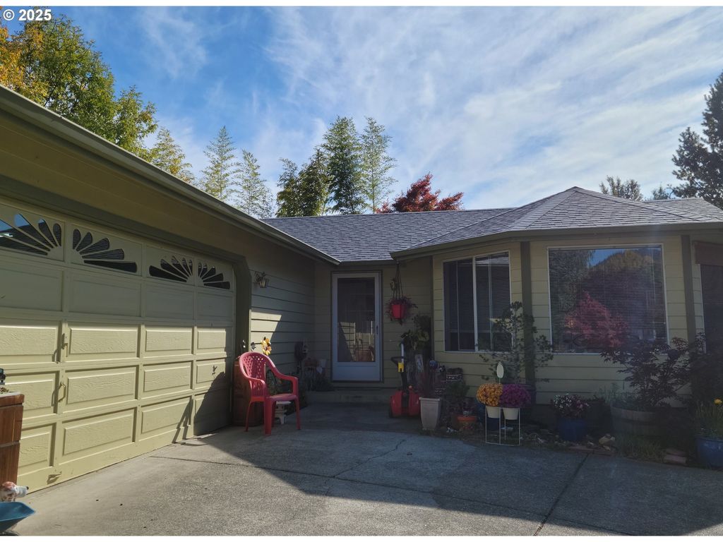 1523 Nw THOMPSON Way, Grants Pass, OR 97526