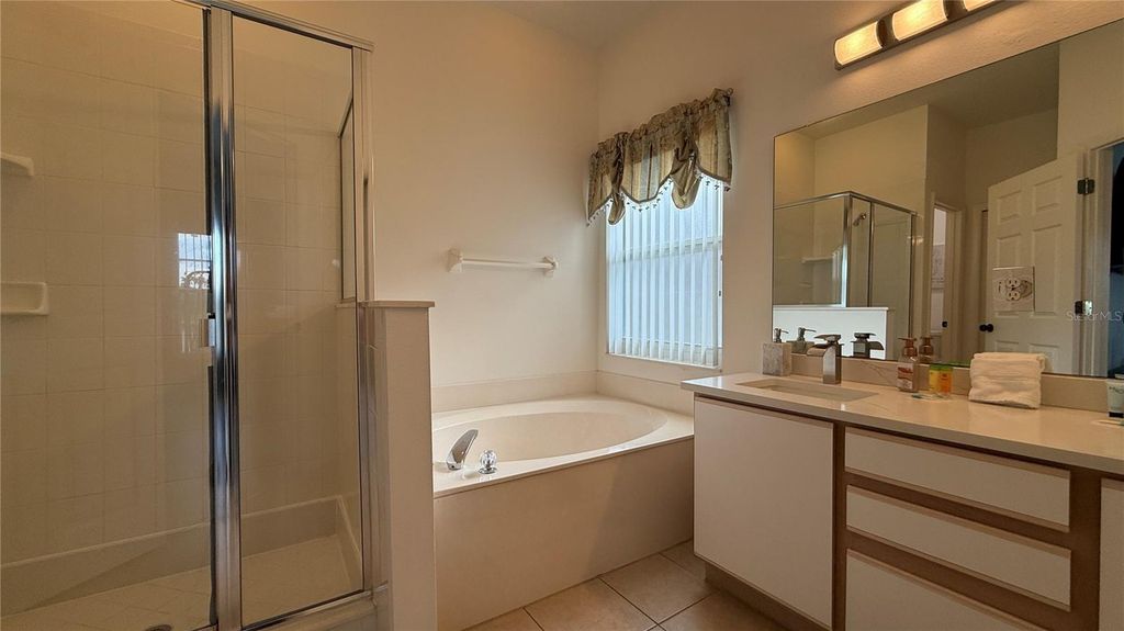 Image 14 of property listing at 513 BAILEY CIRCLE, Davenport, FL 33897