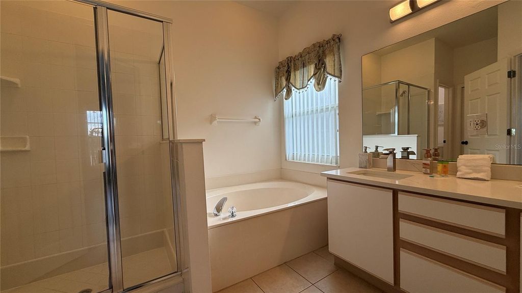 Image 15 of property listing at 513 BAILEY CIRCLE, Davenport, FL 33897