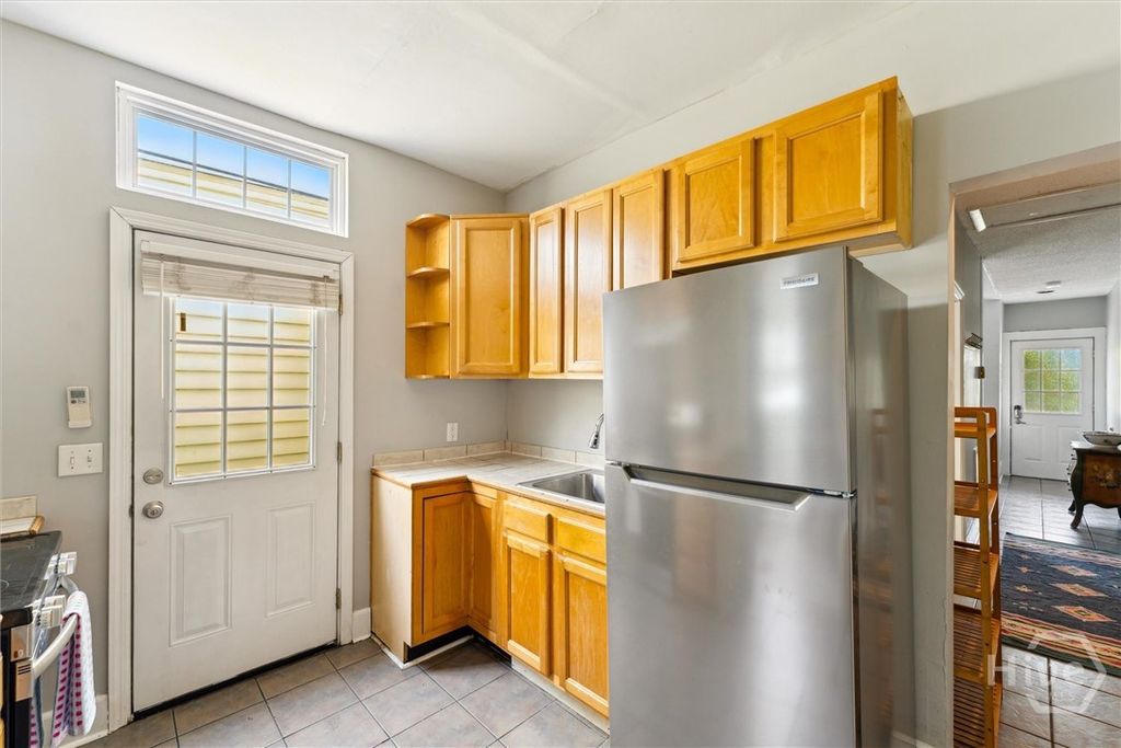 Image 13 of property listing at 530 E Gordon Lane, Savannah, GA 31401