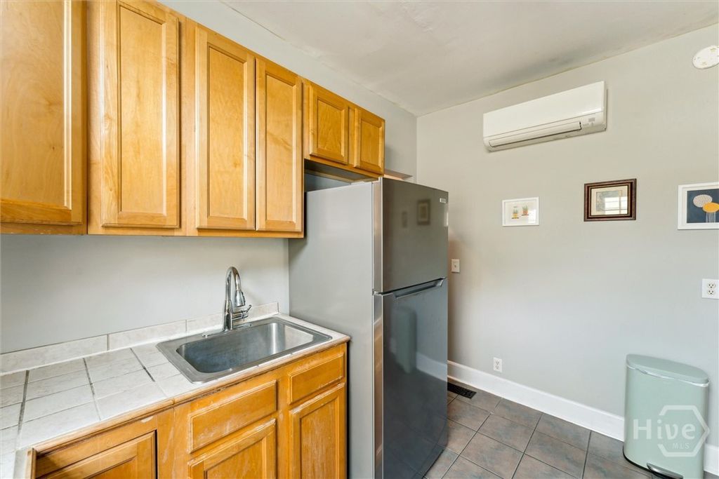 Image 15 of property listing at 530 E Gordon Lane, Savannah, GA 31401