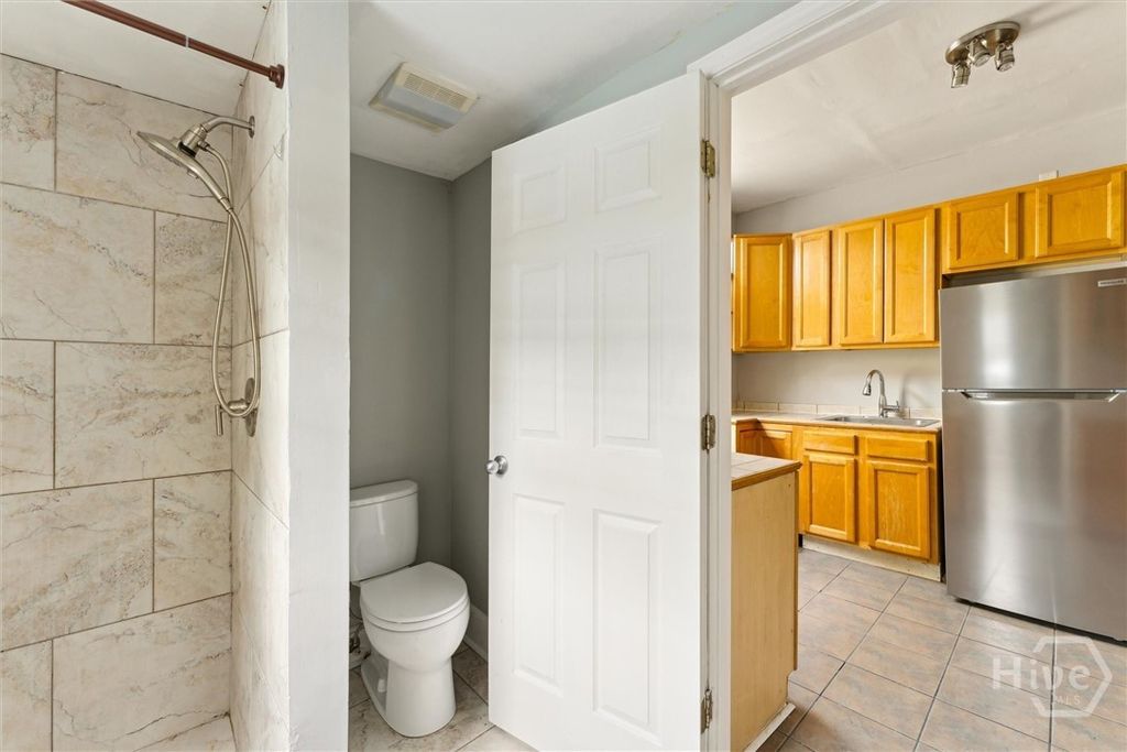 Image 19 of property listing at 530 E Gordon Lane, Savannah, GA 31401