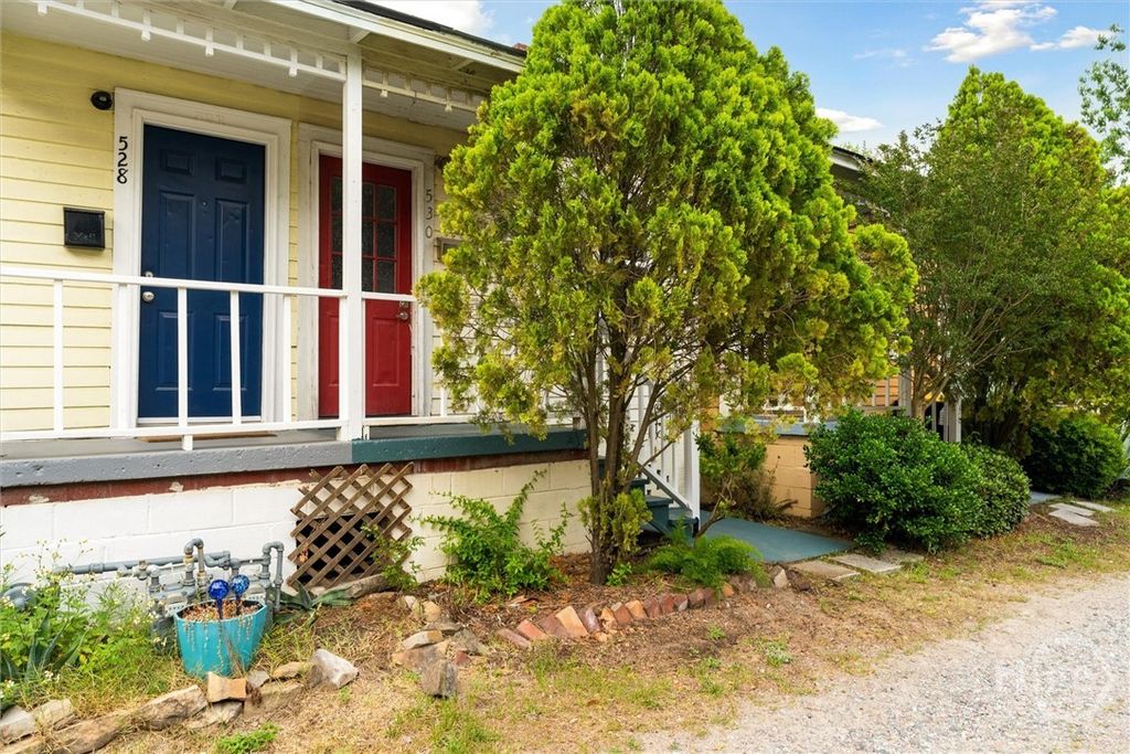 Image 3 of property listing at 530 E Gordon Lane, Savannah, GA 31401
