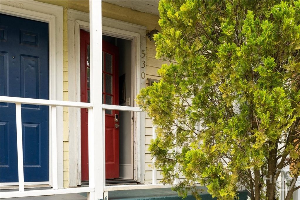 Image 4 of property listing at 530 E Gordon Lane, Savannah, GA 31401