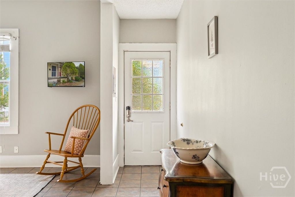 Image 6 of property listing at 530 E Gordon Lane, Savannah, GA 31401