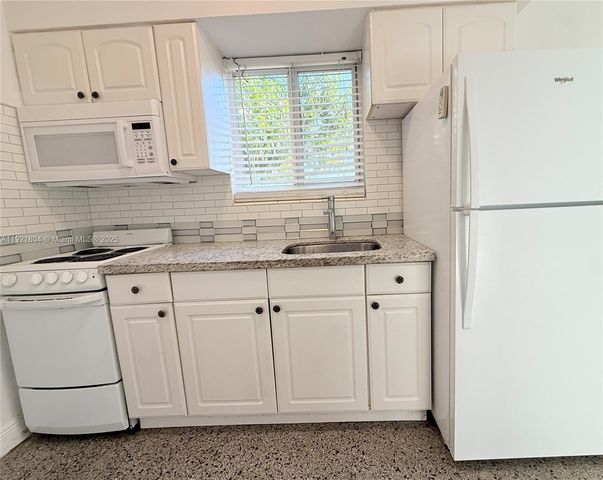 322 NE 6th St 3, Hallandale Beach, FL 33009