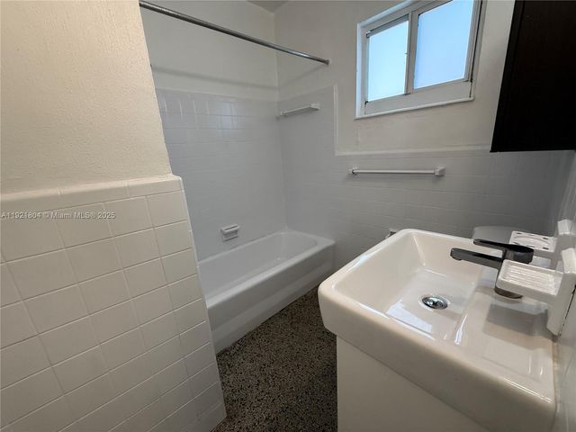 322 NE 6th St 3, Hallandale Beach, FL 33009