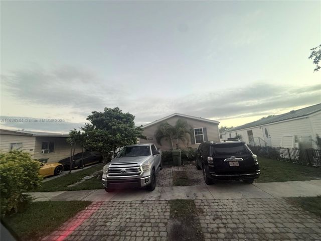 21640 NW 3rd Pl, Pembroke Pines, FL 33029
