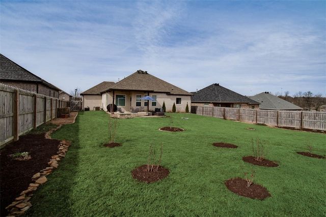 624 N Sabine Pass Road, Fayetteville, AR 72704