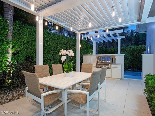 501 2nd AVE N, Naples, FL 34102