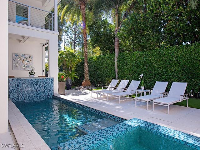 501 2nd AVE N, Naples, FL 34102