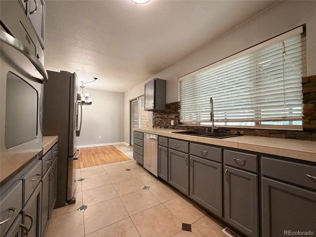 945 Dearborn St, Aurora, CO 80011