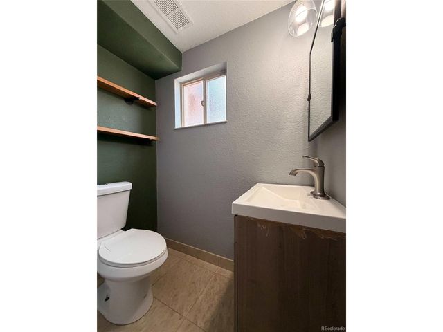 945 Dearborn St, Aurora, CO 80011