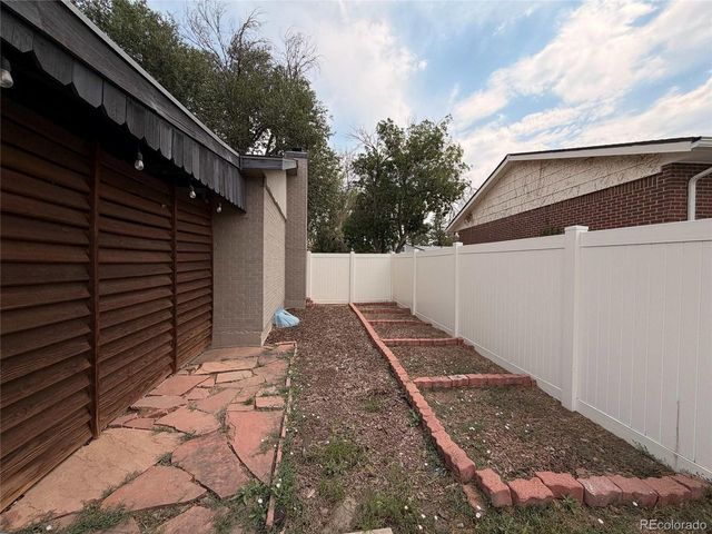 945 Dearborn St, Aurora, CO 80011