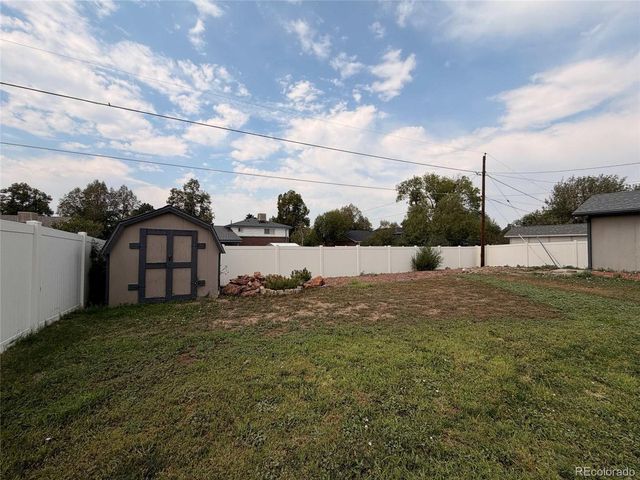 945 Dearborn St, Aurora, CO 80011