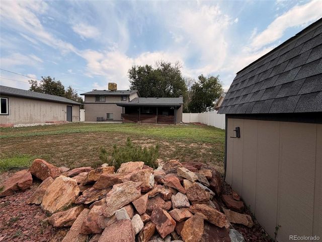 945 Dearborn St, Aurora, CO 80011