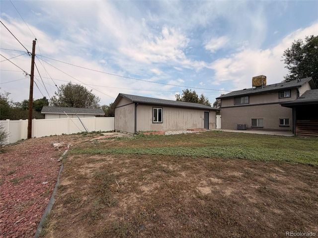 945 Dearborn St, Aurora, CO 80011