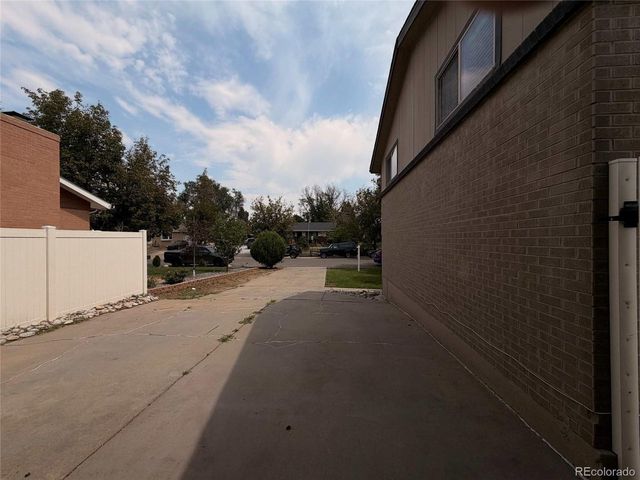 945 Dearborn St, Aurora, CO 80011