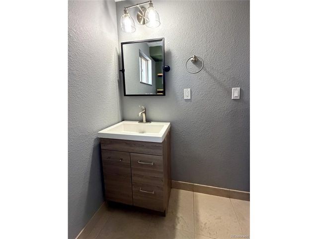 945 Dearborn St, Aurora, CO 80011