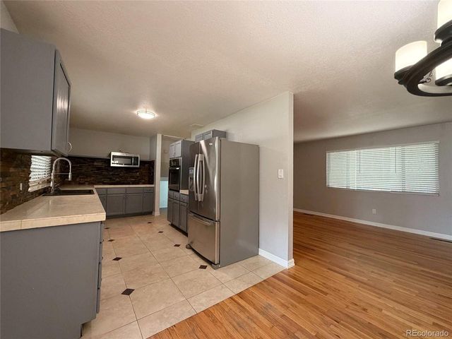 945 Dearborn St, Aurora, CO 80011