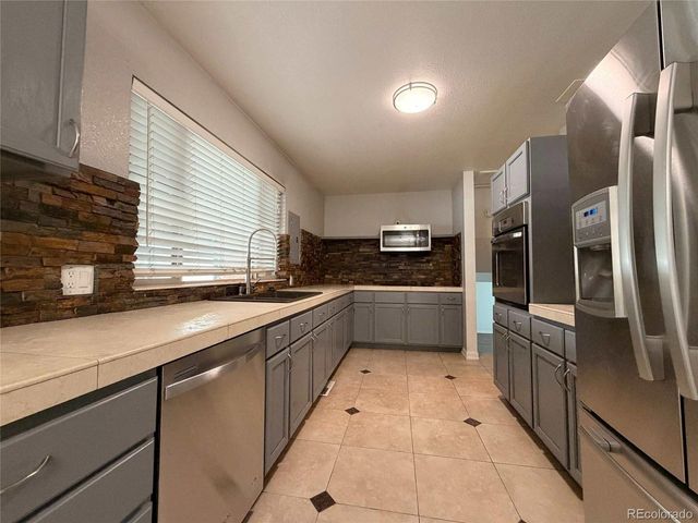 945 Dearborn St, Aurora, CO 80011