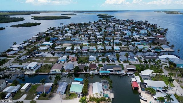 2589 Bayshore DR, Matlacha, FL 33993