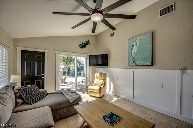 2589 Bayshore DR, Matlacha, FL 33993