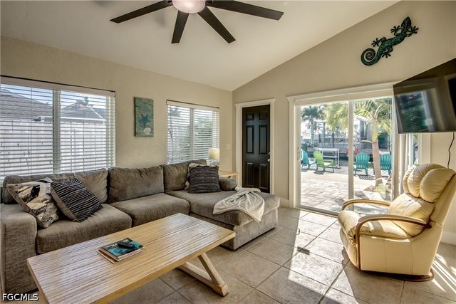 2589 Bayshore DR, Matlacha, FL 33993