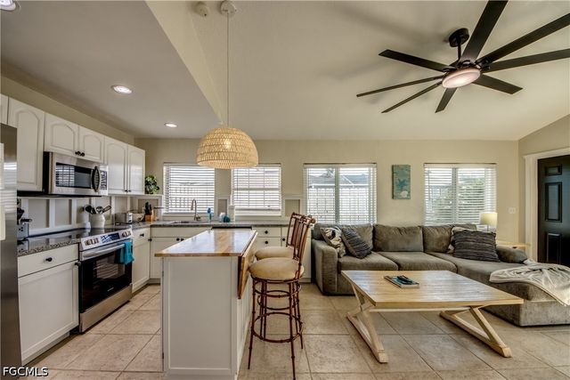 2589 Bayshore DR, Matlacha, FL 33993