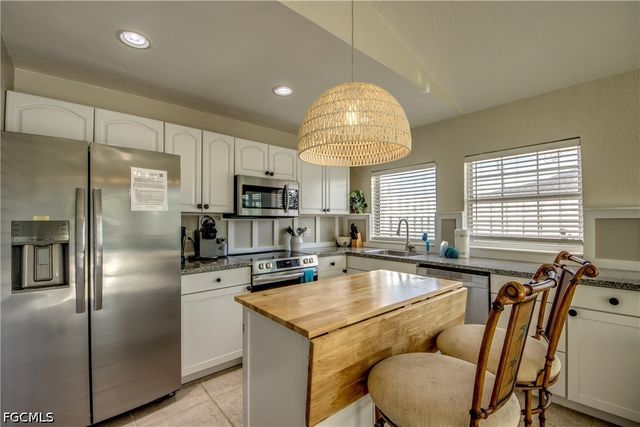 2589 Bayshore DR, Matlacha, FL 33993