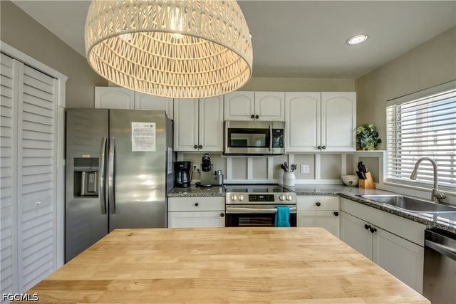 2589 Bayshore DR, Matlacha, FL 33993