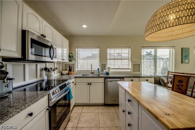 2589 Bayshore DR, Matlacha, FL 33993