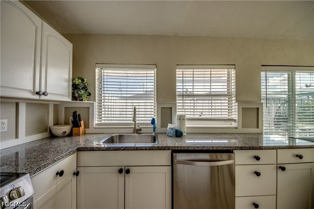 2589 Bayshore DR, Matlacha, FL 33993