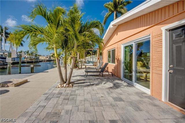 2589 Bayshore DR, Matlacha, FL 33993