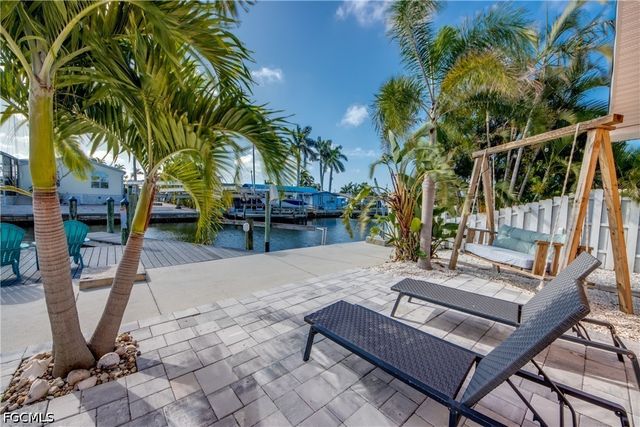 2589 Bayshore DR, Matlacha, FL 33993