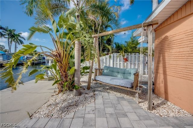 2589 Bayshore DR, Matlacha, FL 33993