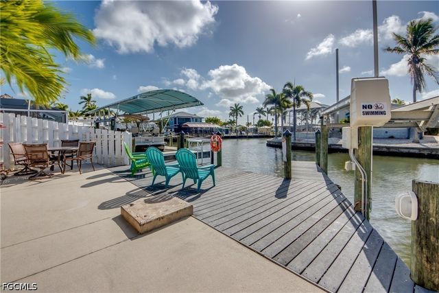 2589 Bayshore DR, Matlacha, FL 33993