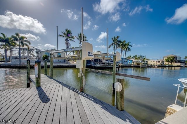 2589 Bayshore DR, Matlacha, FL 33993