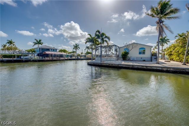 2589 Bayshore DR, Matlacha, FL 33993