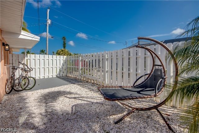 2589 Bayshore DR, Matlacha, FL 33993