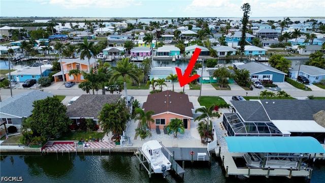 2589 Bayshore DR, Matlacha, FL 33993