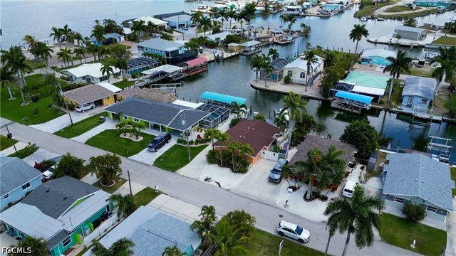 2589 Bayshore DR, Matlacha, FL 33993