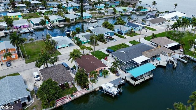 2589 Bayshore DR, Matlacha, FL 33993