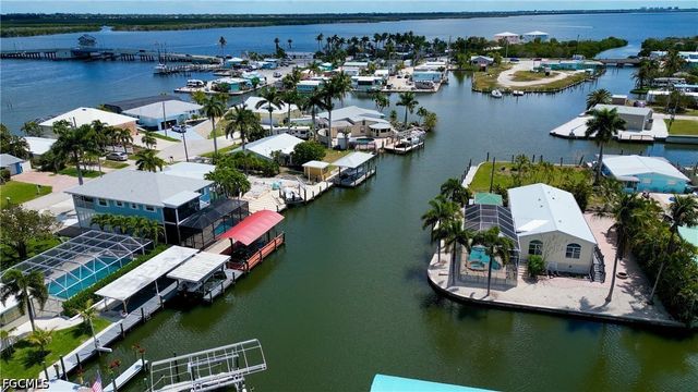 2589 Bayshore DR, Matlacha, FL 33993