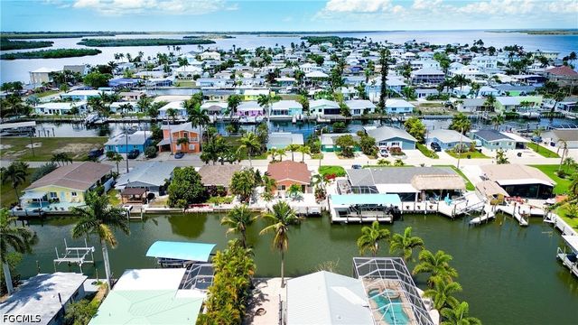2589 Bayshore DR, Matlacha, FL 33993