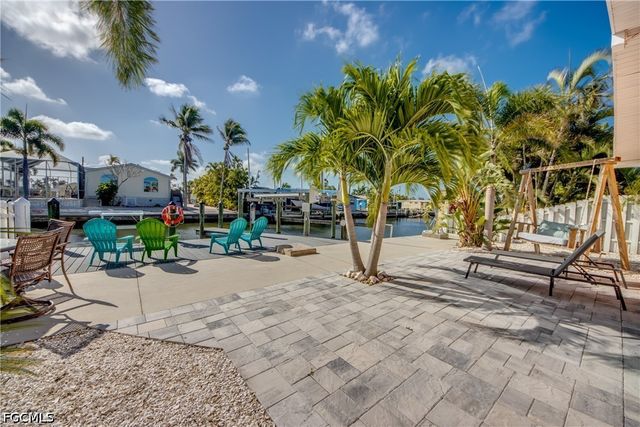 2589 Bayshore DR, Matlacha, FL 33993