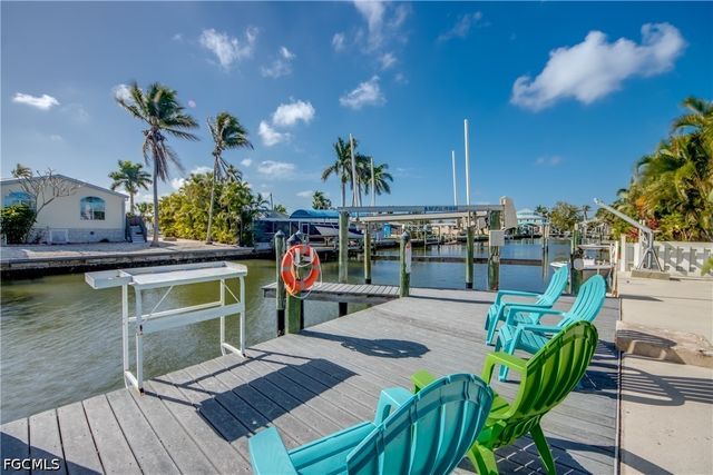 2589 Bayshore DR, Matlacha, FL 33993